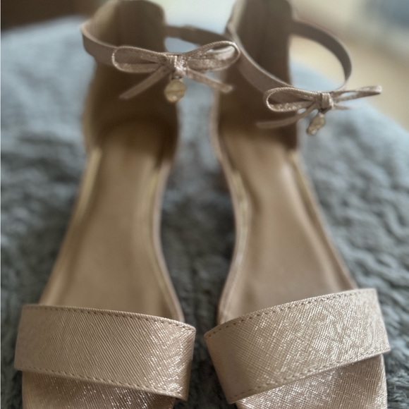 Girls Nine West champagne dress shoes size 4, excellent condition. Worn once. - Picture 2 of 13